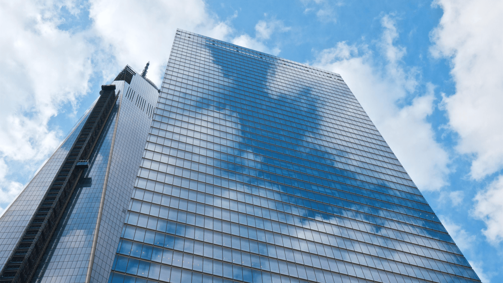 전문적인 협업과 업무 환경을 보여주는 회의 공간