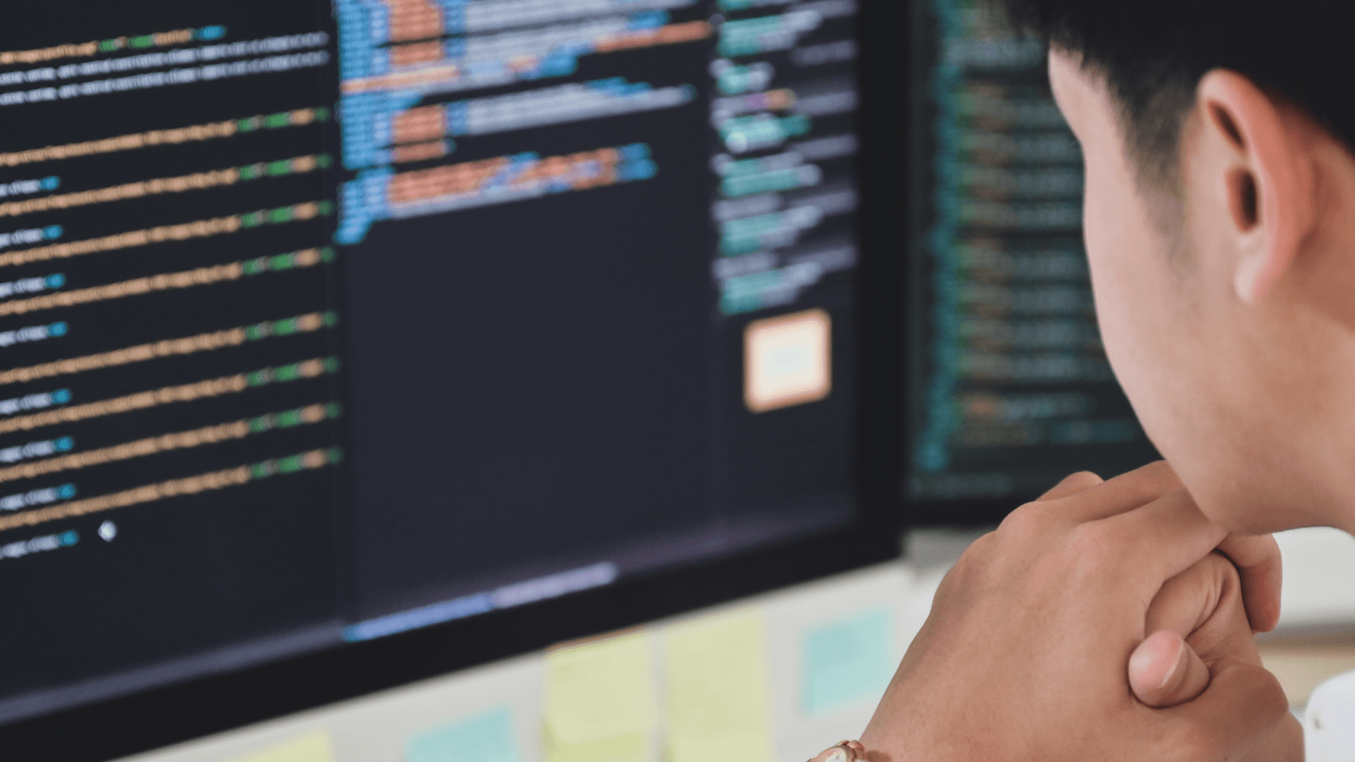 코드와 개발에 집중하는 팀의 업무 장면